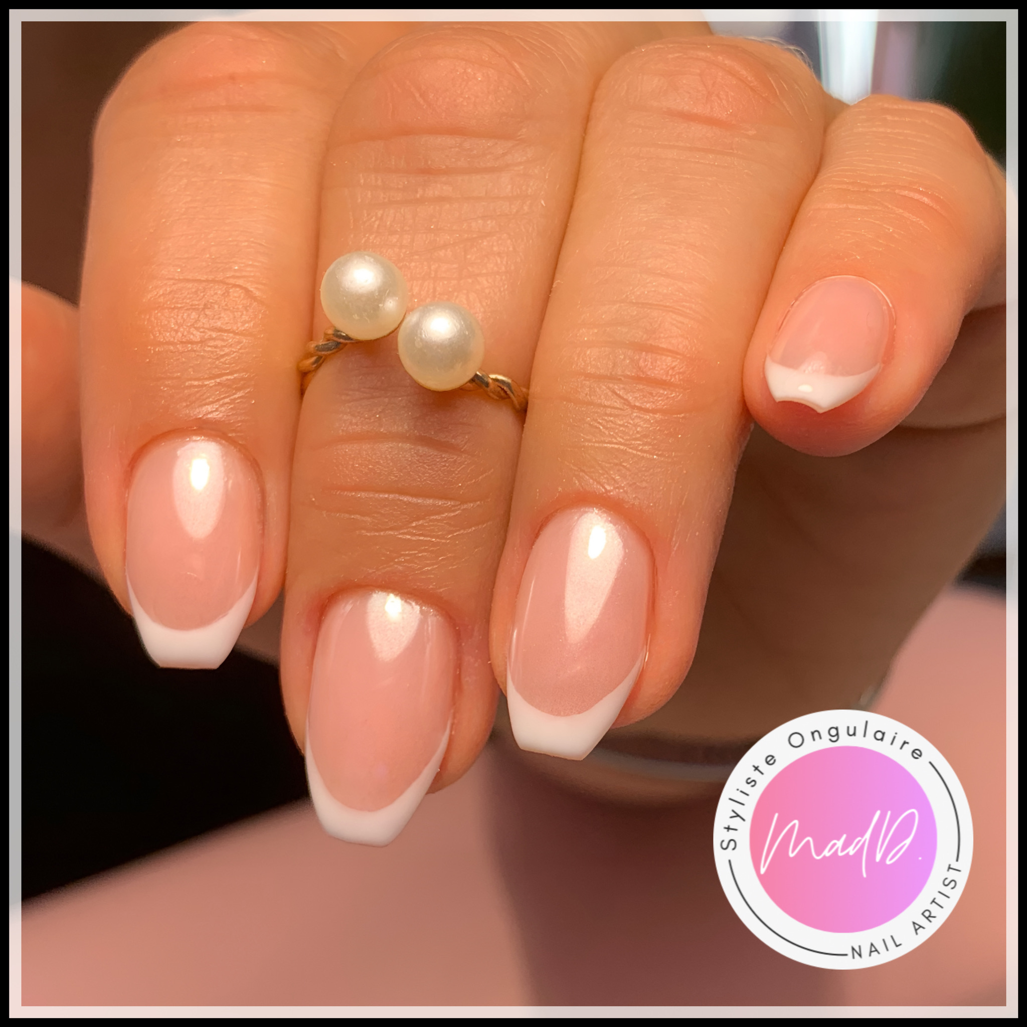 Manucure french blanche élégante sur gel nude irisé, effet naturel et lumineux.