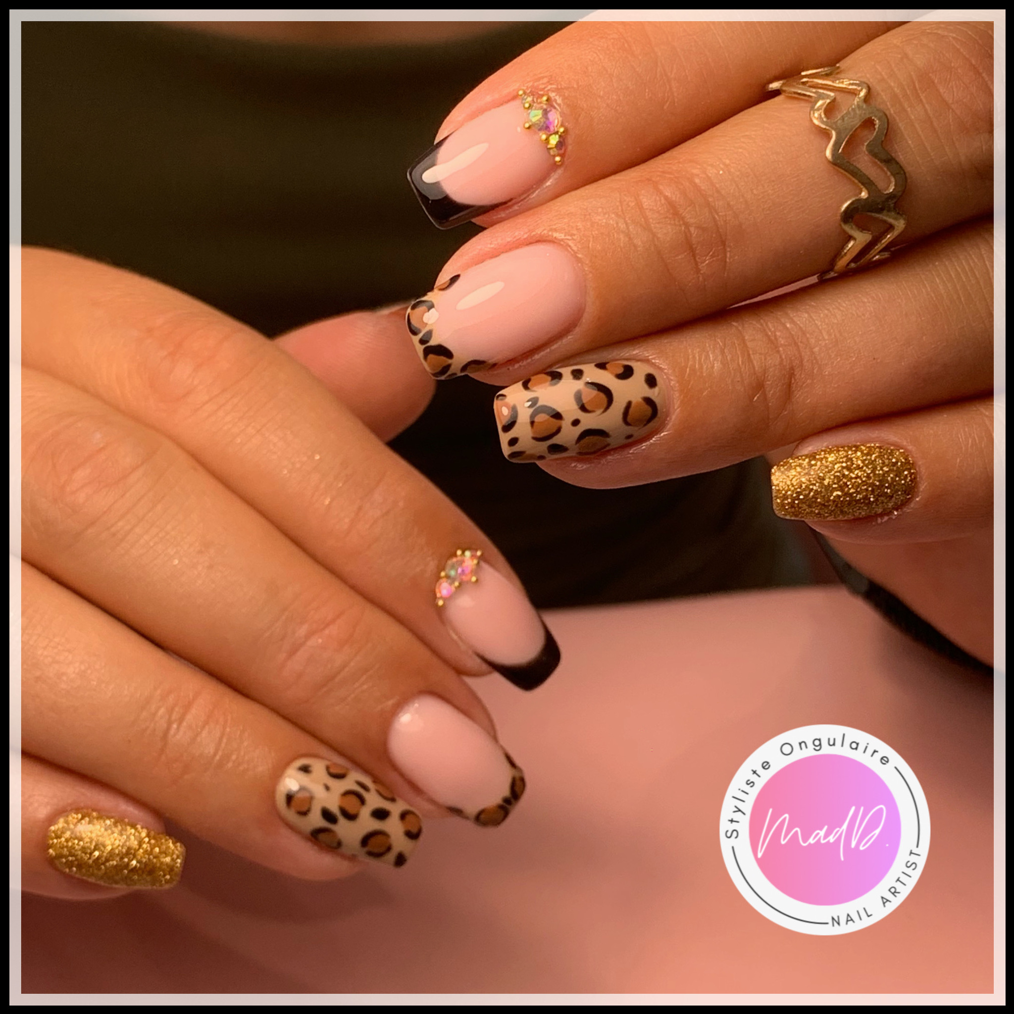 Manucure nude avec french noire, nail art léopard et ongle accent pailleté doré.